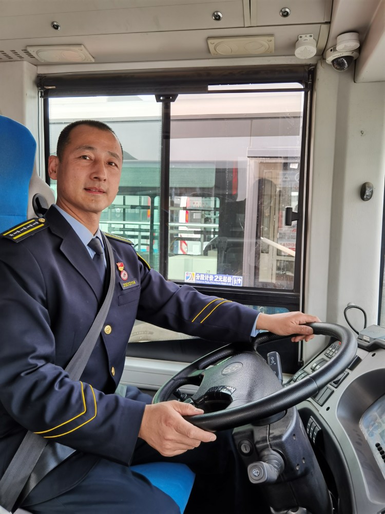 北京公交集团客二分公司41路驾驶员●孟大鹏"各位乘客,趁着等红灯,我