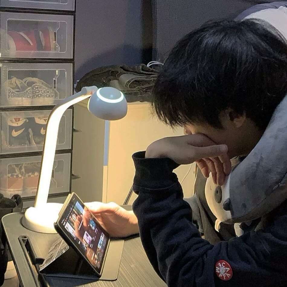 男生头像小时候我们词不达意长大了我们言不由衷