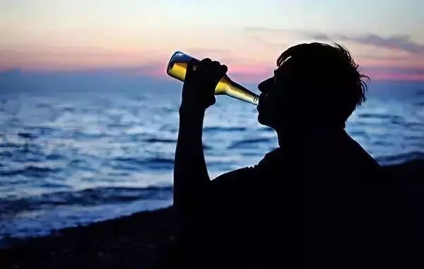 累了先别走,坐下喝杯酒!