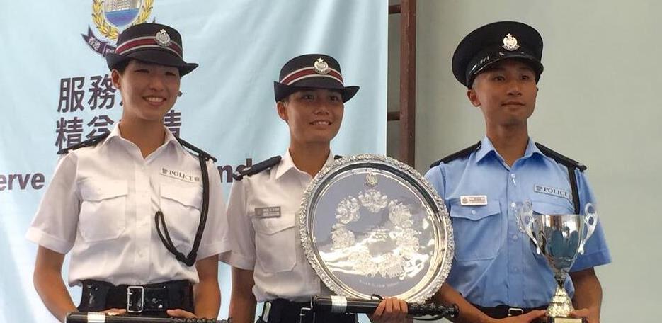 不过,香港警队的制服比较完善,除了常服以外,还装备了运动裤,运动鞋