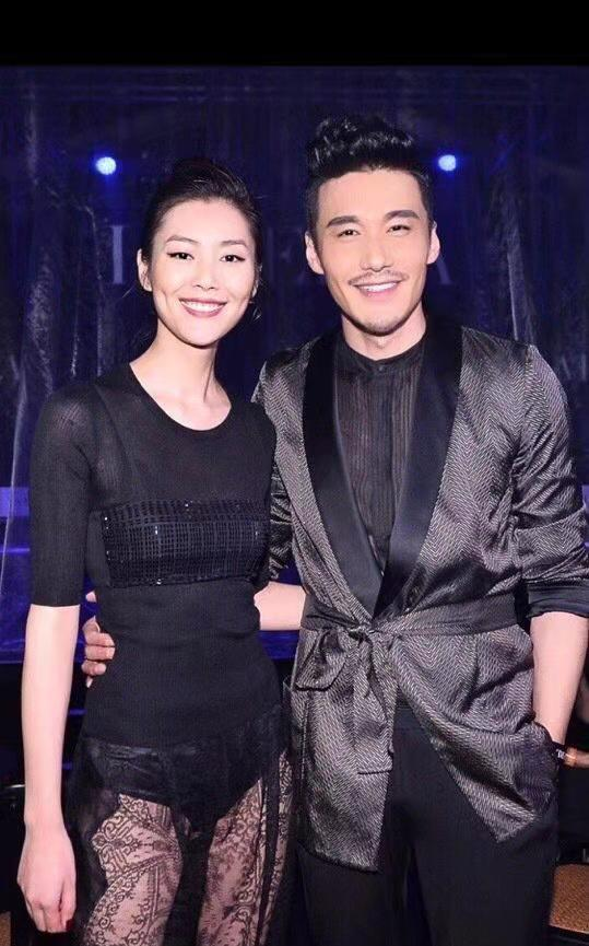 刘雯与胡兵同框,穿小黑裙气场十分太强,网友:能hold住了大表姐