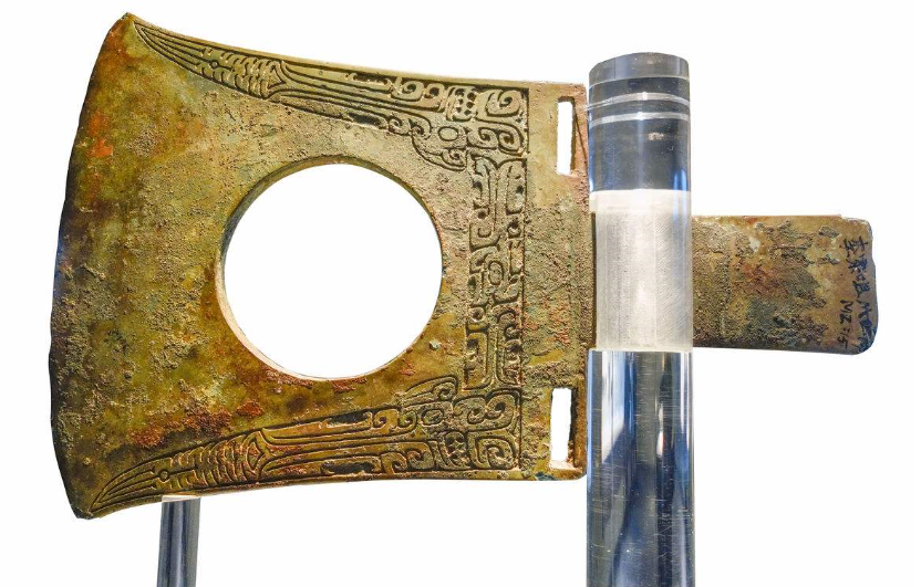 钺是一种古代的兵器,虽具备杀伤力,但是更多的是一些仪卫所用.