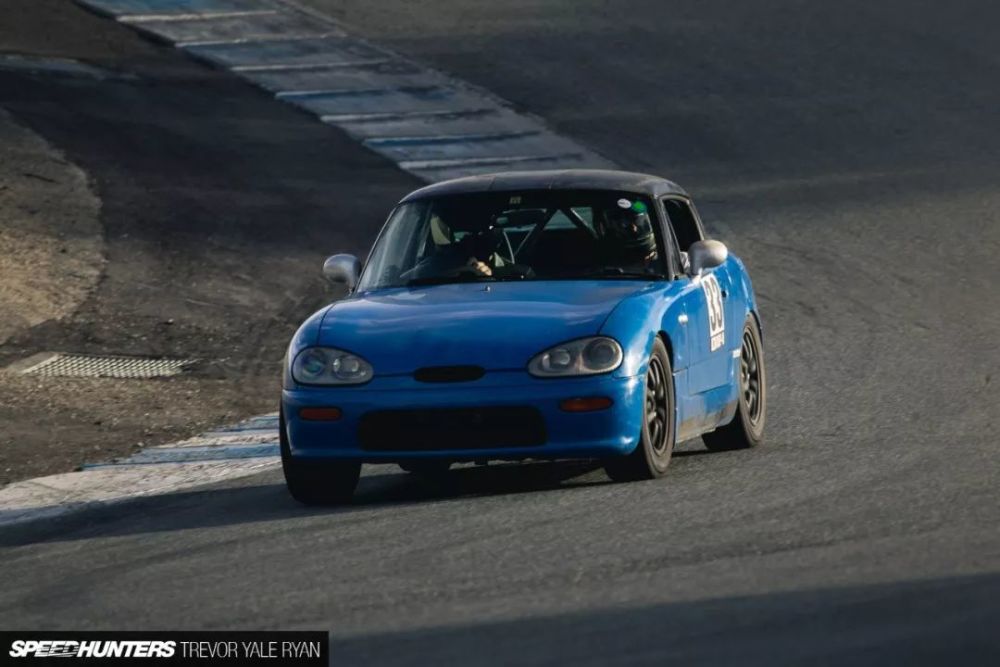 只有06排量的铃木小跑车居然在赛道上和法拉利干上了