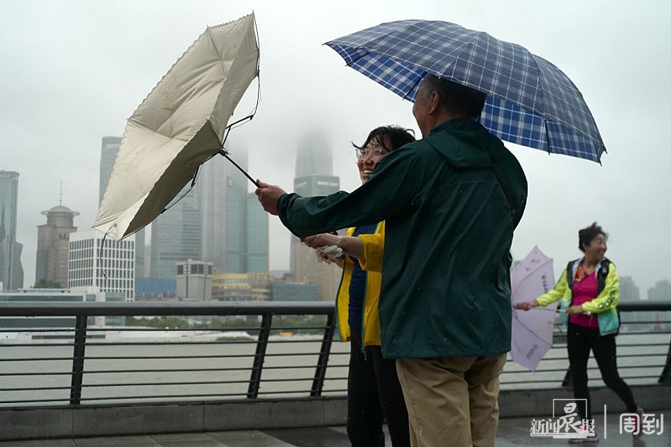 伞被吹翻大雨浇身今天你顶风冒雨了吗晨镜头