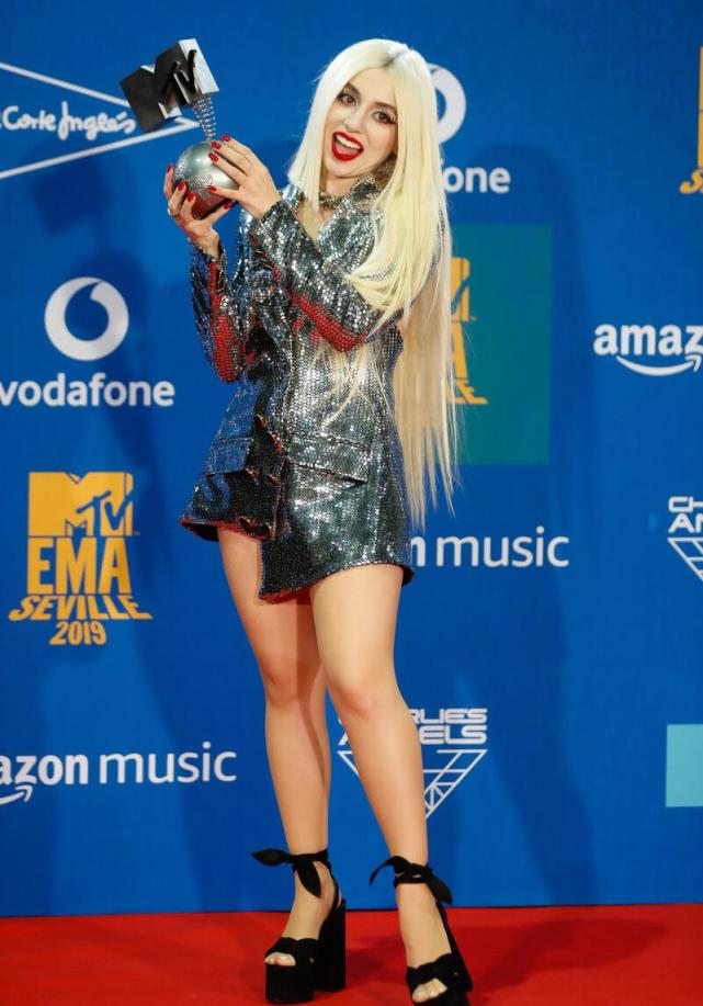 avamax身穿银色亮片短裙精神性感女神的风姿很撩人