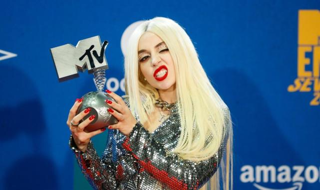 avamax身穿银色亮片短裙精神性感女神的风姿很撩人