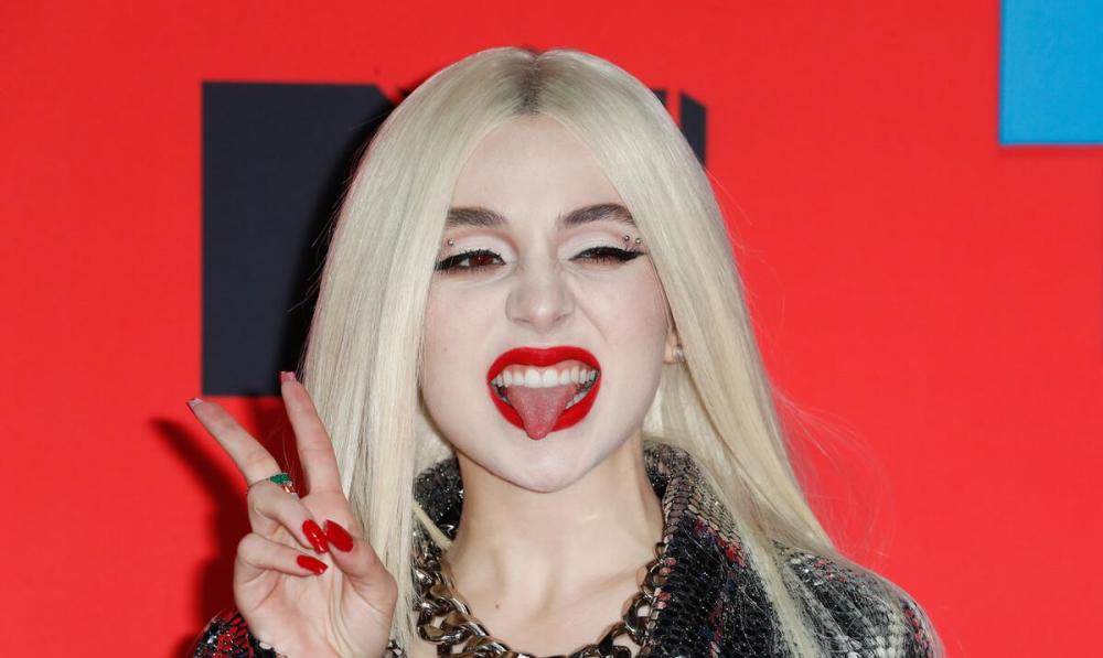 ava max:身穿银色亮片短裙,精神性感,女神的风姿很撩人_腾讯新闻