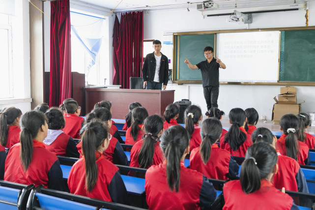 在黑龙江省安达市任民镇中心小学"村里的孩儿"音乐班的孩子结束中午