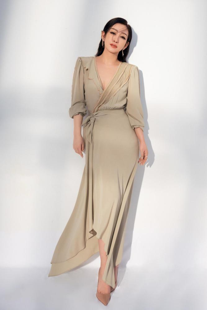 50岁咏梅状态好极了穿金色深v长裙韵味十足身材丰腴好迷人