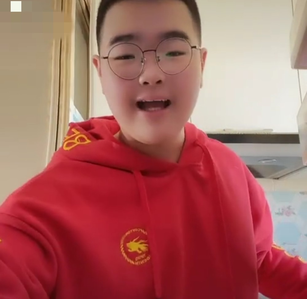 乡爱谢腾飞长大了站一群女生中间大跳拉丁舞网友却评太成人化