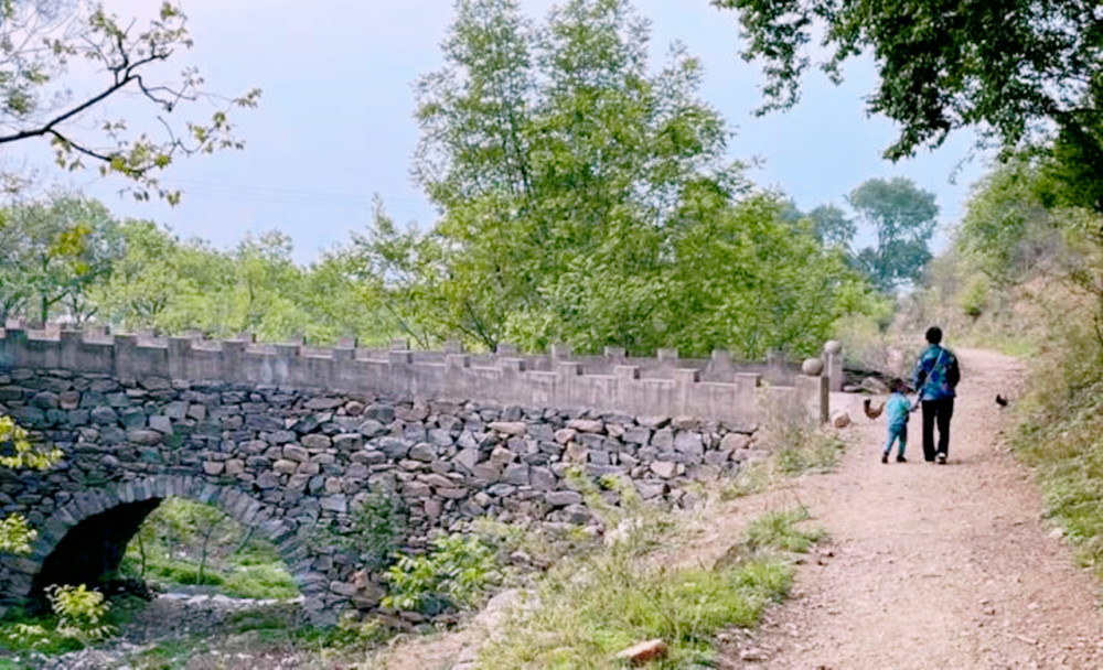 山里的一座"爱情桥",因妻子摔跤,丈夫6年徒手搬石头造了它