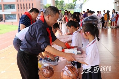 宜阳新区领导走进宜阳二小开展六一慰问活动