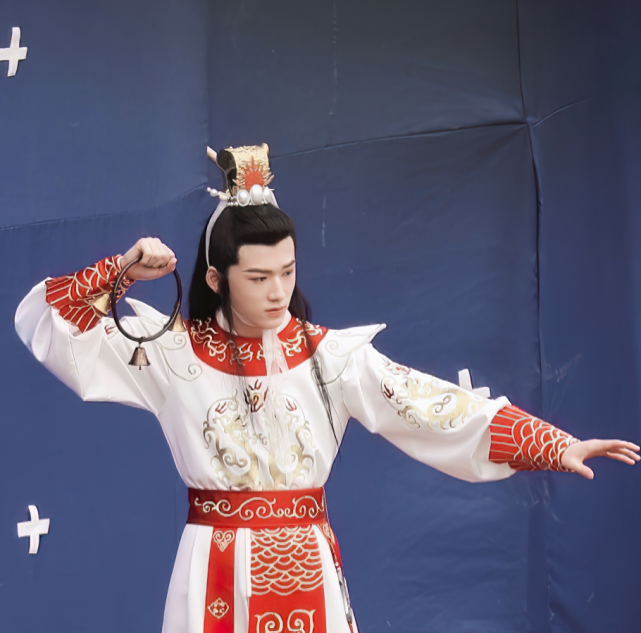 宋亚轩扮演白龙马穿龙袍亮相玉树临风站姿令粉丝笑了