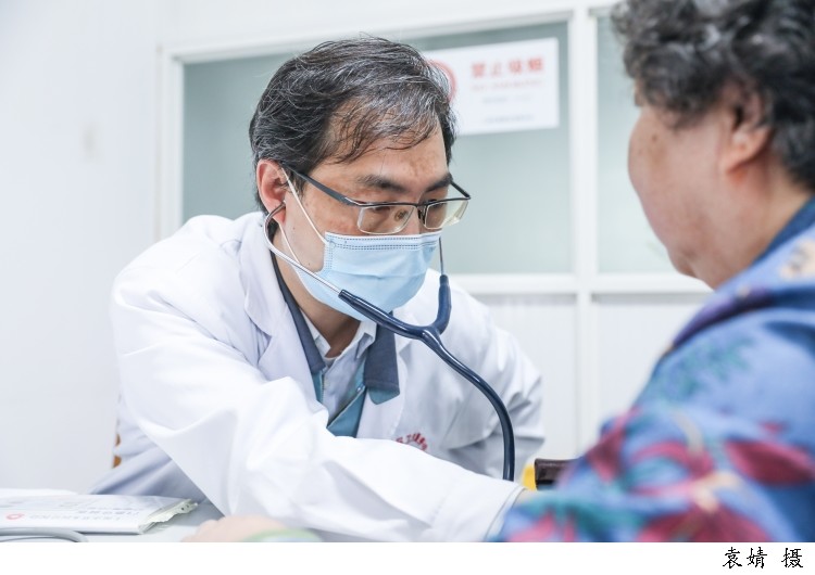 "钥匙医生"严正:26年如一日守护社区老人健康