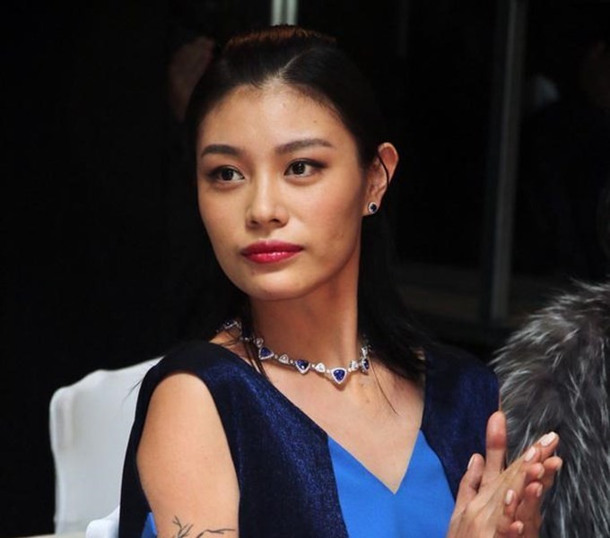 离开汪峰15年后葛荟婕罕见状态好穿吊带裙出席活动长腿吸睛