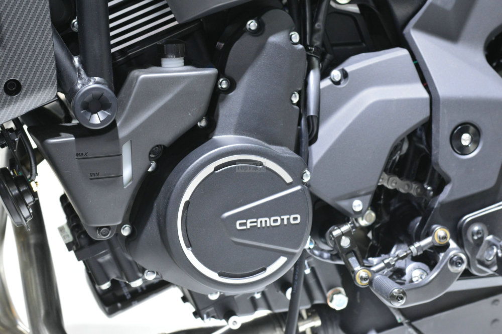 动力方面保持一致,693cc排量的直列双缸水冷发动机,最大功率55kw/8500