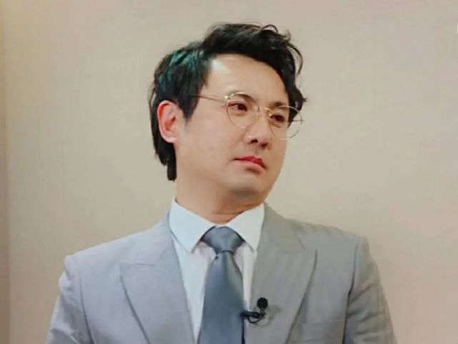 完美也就意味着距离感,同样是西装革履戴着金丝眼镜的沈腾为什么没有