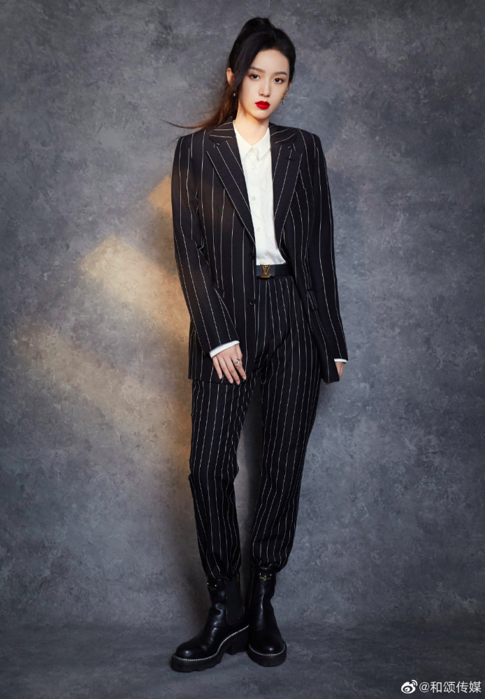 但是全身图这裤子和鞋我有点看不懂,像是小孩穿大人衣服,而且条纹西装