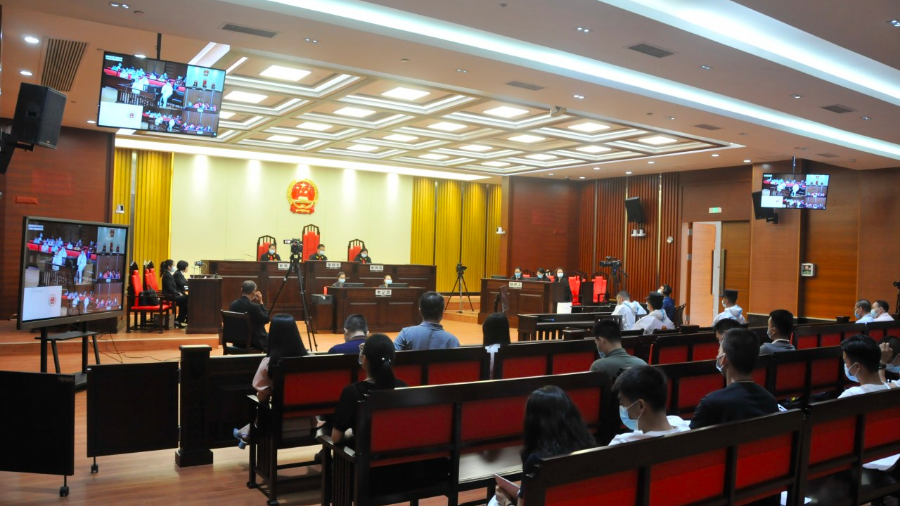 庭审现场"龚法官工作认真负责又雷厉风行,为了核对这个案件的证据通宵