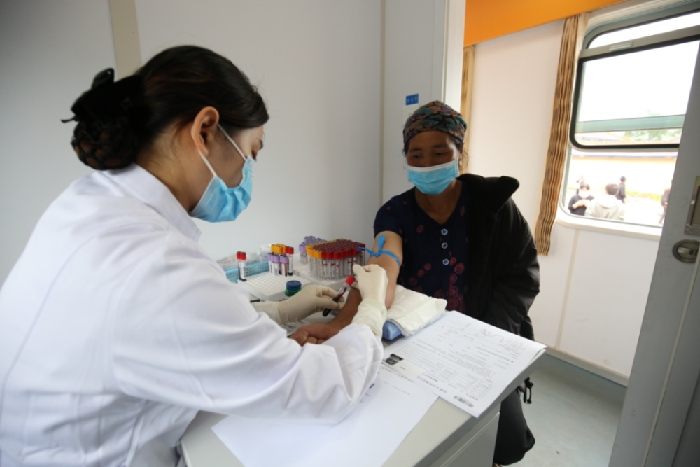 6月1日,7辆编组的健康列车停靠尼波站,将为尼波镇群众提供为期4天的