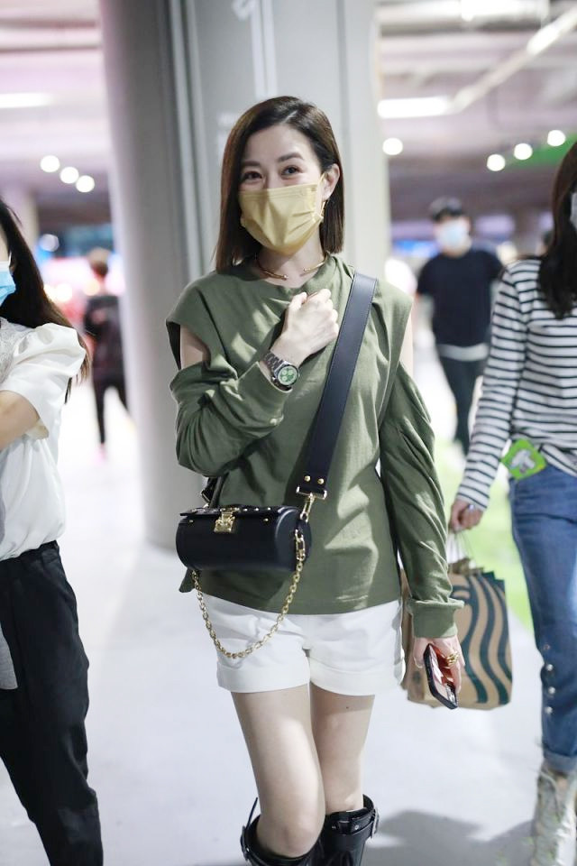 佘诗曼把半露胳膊t恤穿火了配白色短裤美得性感且不低俗