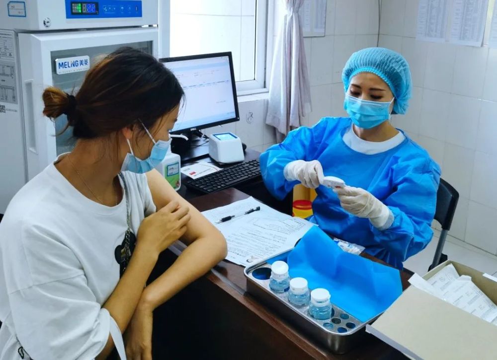 打新冠疫苗护士一天推针400多次