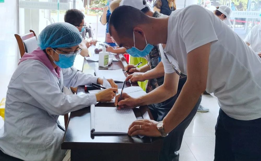 打新冠疫苗护士一天推针400多次