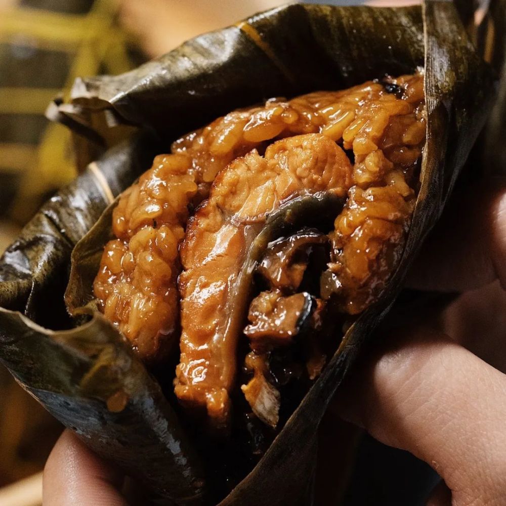 鳗鱼粽 鳗鱼肥糯,粽叶清香,还有香菇的嫩和竹笋的脆,是令人惊喜的新鲜