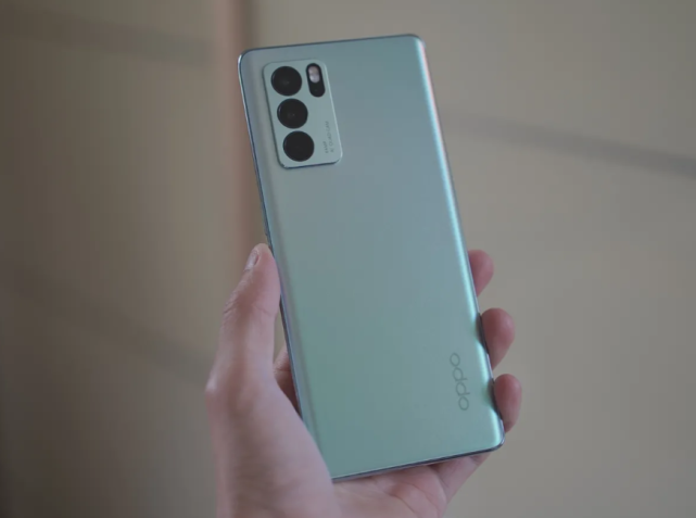 其实,很多网友质疑oppo  reno6这种主打拍视频和设计的手机,会不会用