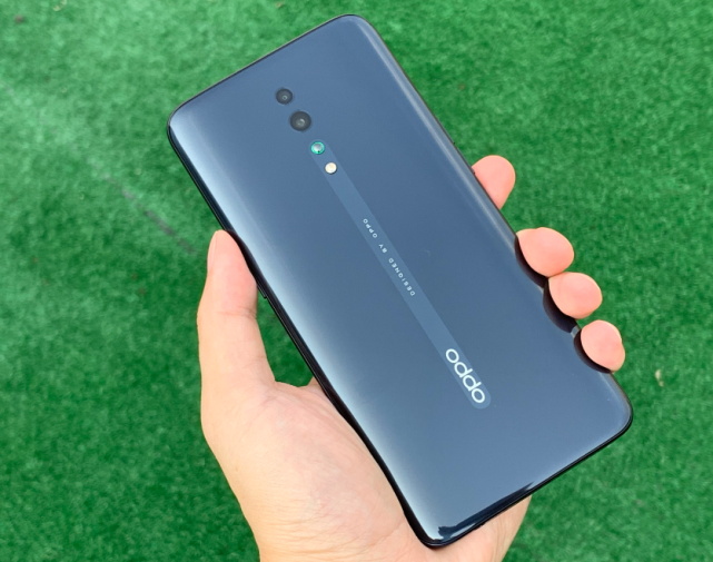 其实,很多网友质疑oppo  reno6这种主打拍视频和设计的手机,会不会用