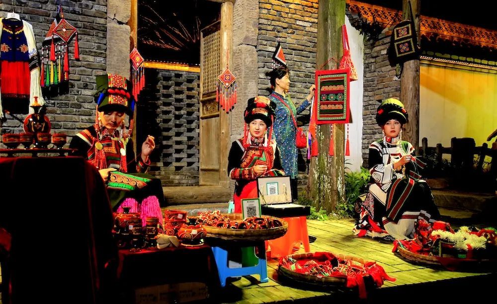 峨边"文化长廊吸引了各方游客前来感受和体验充满着浓厚的民族特色