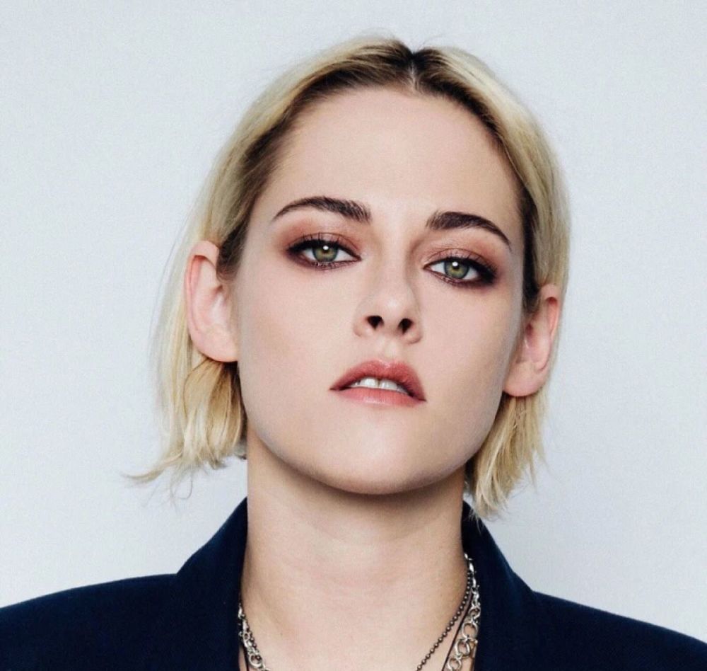 暮光女克里斯汀与女友订婚晒亲密合照将女友扛在肩上画面超甜