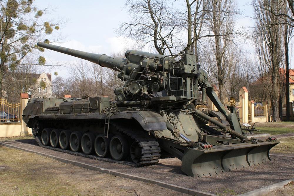 所以他要搞个大口径加农炮,但是又要跟203毫米榴弹炮使用一样的炮架和