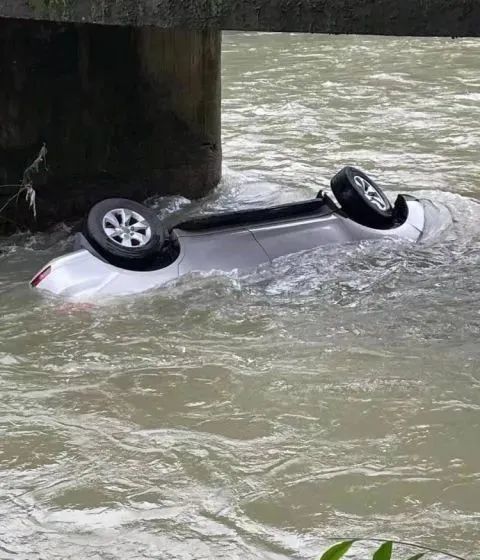惊险丨桂林一小车过桥时,一头栽进了汹涌河水,原因是
