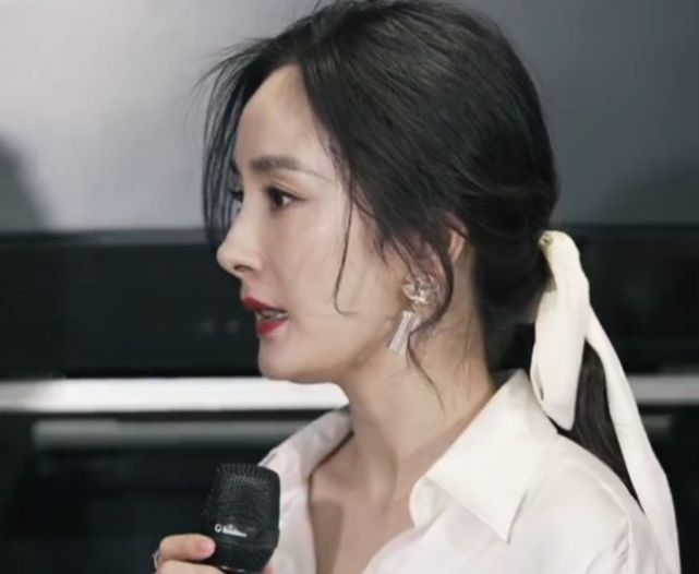 杨幂直播却被发现状态不对粉丝都在劝她抓紧收工隐退