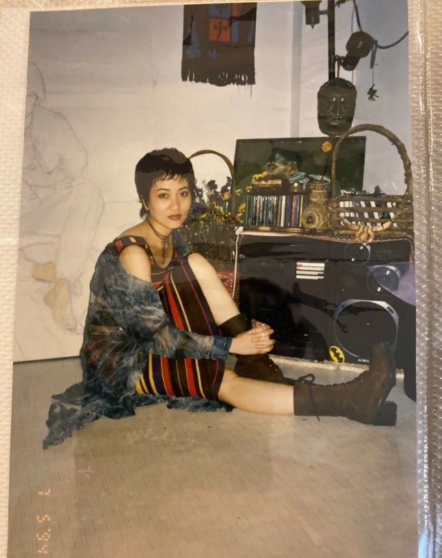 岁月不败真美人,宋妍霏放出妈妈晓晓年轻时的照片,哪怕经历过时光变迁