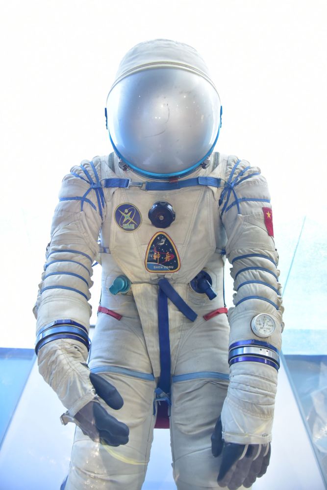 航天服实物东方红二号甲卫星嫦娥五号月球探测器中国航天从艰苦岁月