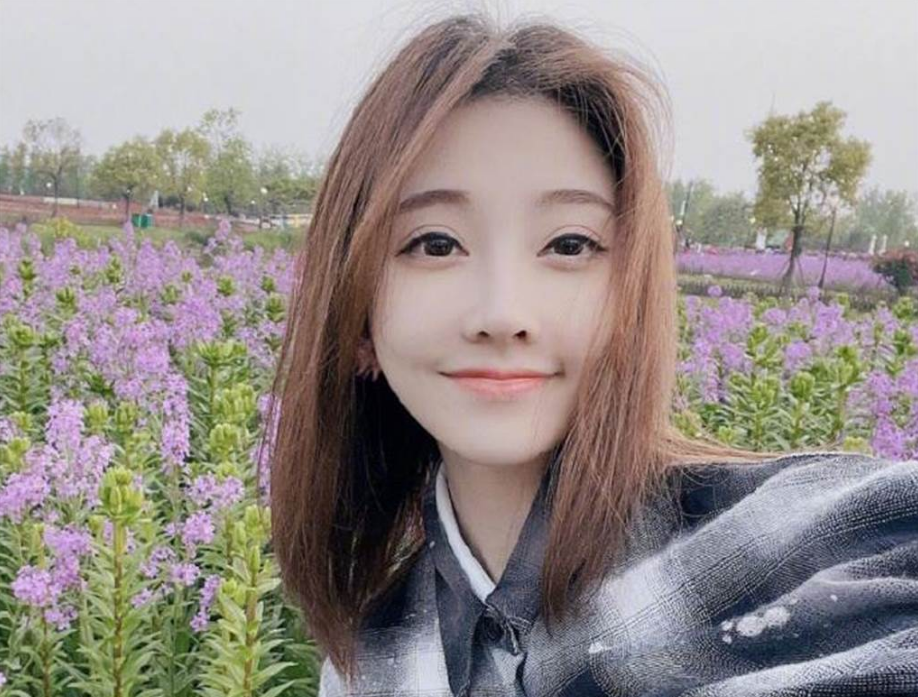 第一网红17岁青涩照流出,单眼皮圆脸吓坏网友:这是同个人?