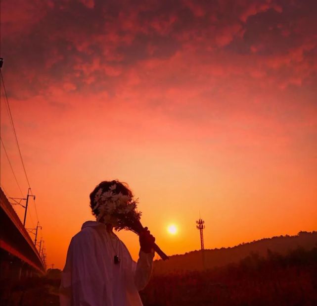 男生头像夕阳之下凝望你远去的背影