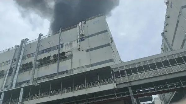 对于起火事件 富士康方面回应称 观澜园区一栋建筑物楼顶 今早发生小