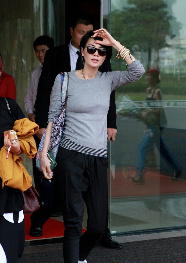 王菲叠穿打底衫出门,内长外短"邋遢"似菜场大妈,好在气质加分