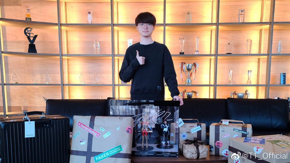 faker晒出昔日荣耀奖杯!新赛季为队伍加油打气!