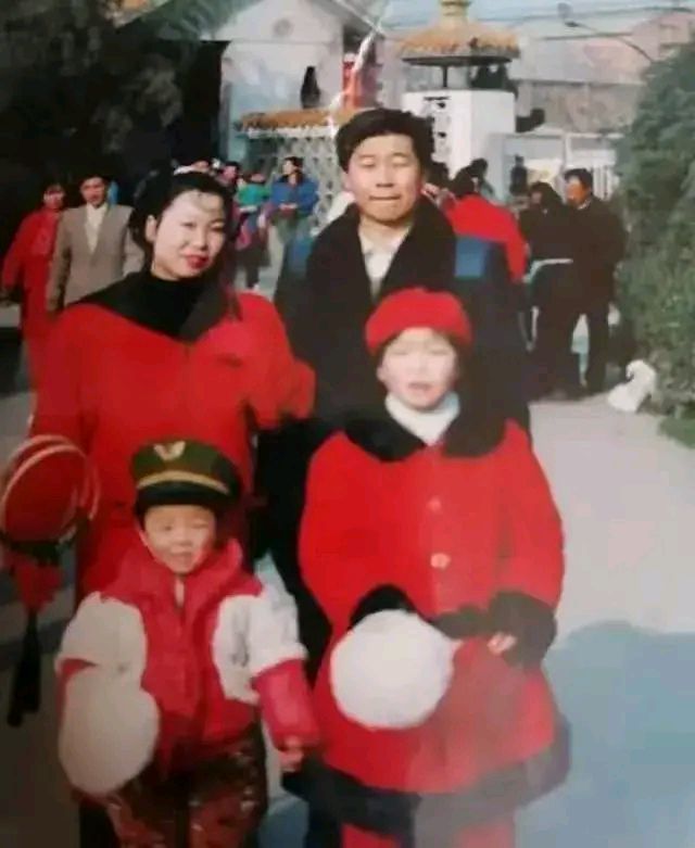 郭威年幼时与亲戚合影照曝光 身穿的另类衣服引热议 腾讯新闻