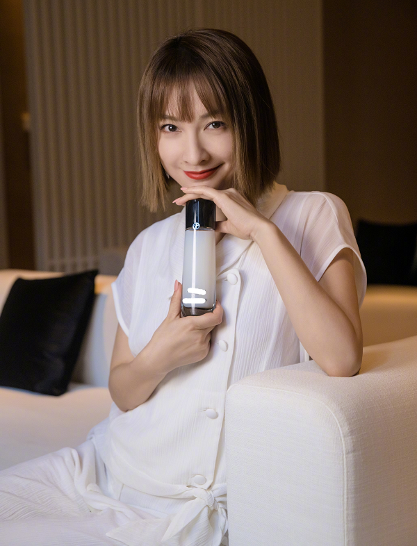 38岁的吴昕出席活动穿白色西装比例傲人双手叉腰英气逼人