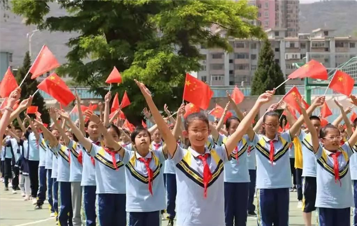 红领巾心向党高举队旗跟党走兰州实验小学举行欢庆六一主题活动