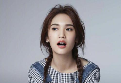大家应该都比较熟悉李荣浩的老婆吧,就是一个非常有实力的歌手,名字