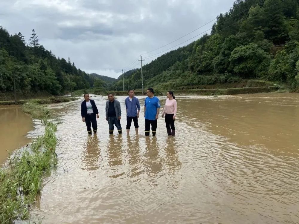 熊超锋在驻点村抗洪抢险现场如果说兰家村现状对于我们来说是个挑战