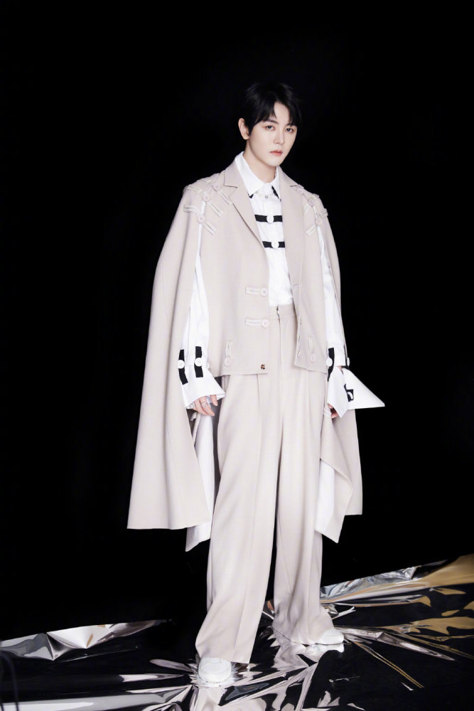 戴景耀贵族王子复古披风