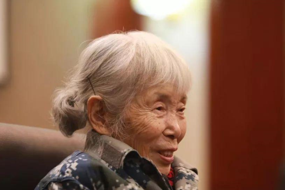 85岁老人去银行汇款1000万,银行报警后才知,老人身份不简单