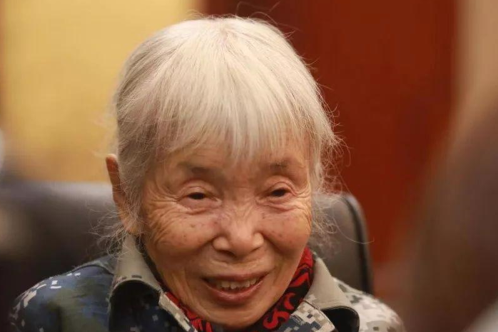 85岁老人去银行汇款1000万,银行报警后才知,老人身份不简单